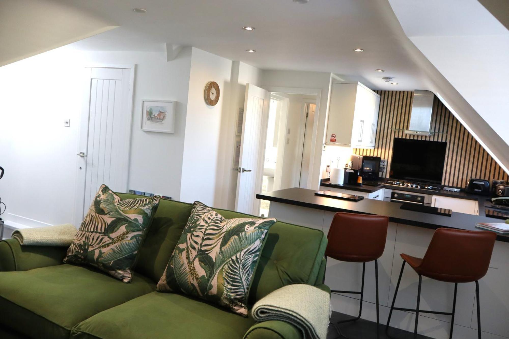 The Hideaway: Coastal Apartment with Beach Access Lymington Exterior photo